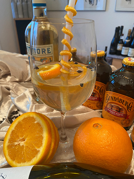 Unser Winter-Cocktail auf Basis eines Wermut aus Orange Wein ist unser Cocktail des Jahres!
